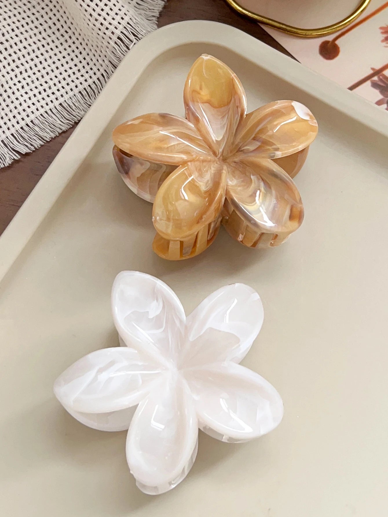 2 Pcs Hawaiian Flower Claw Clips for Women,Marble Vein Flower Hair Claw Clips for Thin Hair,Cute Beach Hair Accessories